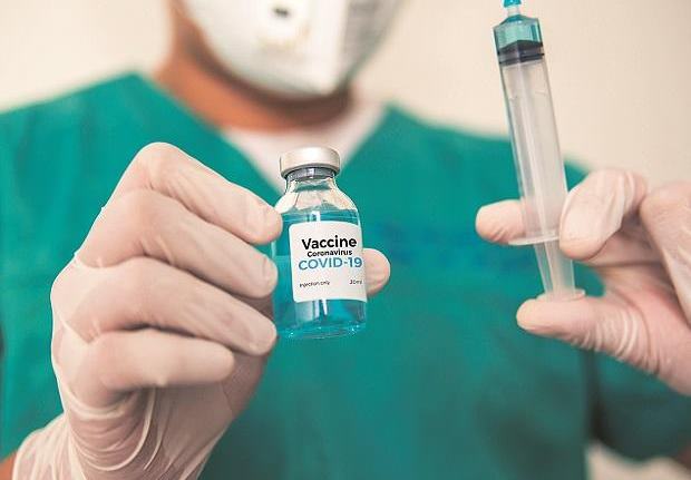 Don't panic when you get the carina vaccine | काेराेनाची लस घेताना घाबरून जाऊ नका Don't panic when you get the carina vaccine | काेराेनाची लस घेताना घाबरून जाऊ नका