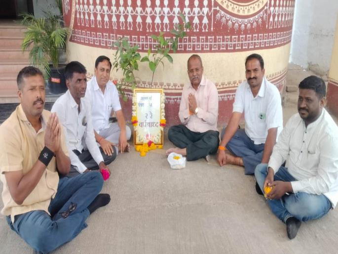 in ahmednagar zilla parishad annual tributes laid by former members protesting that elections have not been held for two years | माजी सदस्यांनी घातले जिल्हा परिषदेचे वर्षश्राद्ध; दोन वर्षांपासून निवडणुका होत नसल्याचा निषेध  in ahmednagar zilla parishad annual tributes laid by former members protesting that elections have not been held for two years | माजी सदस्यांनी घातले जिल्हा परिषदेचे वर्षश्राद्ध; दोन वर्षांपासून निवडणुका होत नसल्याचा निषेध