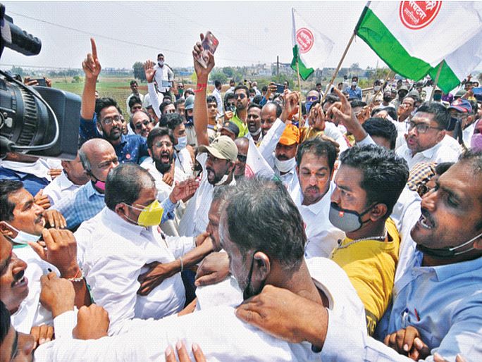 Rasta Rocco, Pune-Bangalore highway blocked due to power outage | वीज कनेक्शन तोडण्याविरोधात रास्ता रोको, पुणे-बंगळुरू महामार्ग ठप्प Rasta Rocco, Pune-Bangalore highway blocked due to power outage | वीज कनेक्शन तोडण्याविरोधात रास्ता रोको, पुणे-बंगळुरू महामार्ग ठप्प