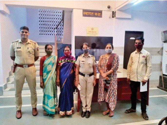 Four months later a psychiatric woman meet relatives; Family traced through LIC agent's card | चार महिन्यांनंतर घडली मनोरुग्ण महिलेची नातेवाइकांशी भेट; एलआयसी एजंटच्या कार्डमार्फत शोधले कुटुंब Four months later a psychiatric woman meet relatives; Family traced through LIC agent's card | चार महिन्यांनंतर घडली मनोरुग्ण महिलेची नातेवाइकांशी भेट; एलआयसी एजंटच्या कार्डमार्फत शोधले कुटुंब