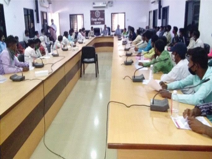 Villagers in the district hit the ZP: How will 'our village-our development' happen? Information on use of funds not available | जिल्ह्यातील ग्रामस्थांची जि.प.वर धडक : ‘आमचा गाव-आमचा विकास’ कसा होणार? निधीच्या वापराची मिळेना माहिती Villagers in the district hit the ZP: How will 'our village-our development' happen? Information on use of funds not available | जिल्ह्यातील ग्रामस्थांची जि.प.वर धडक : ‘आमचा गाव-आमचा विकास’ कसा होणार? निधीच्या वापराची मिळेना माहिती