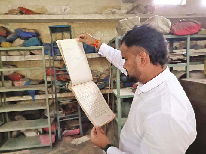 Scrutiny of 73 thousand dilapidated files of 70 years old in Chhatrapati Sambhajinagar Municipality; Unnecessary records will be deleted | मनपातील ७० वर्ष जुन्या ७३ हजार जीर्ण फायलींची छाननी; अनावश्यक रेकॉर्ड नष्ट होणार Scrutiny of 73 thousand dilapidated files of 70 years old in Chhatrapati Sambhajinagar Municipality; Unnecessary records will be deleted | मनपातील ७० वर्ष जुन्या ७३ हजार जीर्ण फायलींची छाननी; अनावश्यक रेकॉर्ड नष्ट होणार