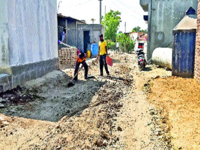 Sarpanch Road breaks for election expenses | निवडणुकीतील खर्चवसुलीसाठी रस्ता फोडला, सरपंचाची करामत Sarpanch Road breaks for election expenses | निवडणुकीतील खर्चवसुलीसाठी रस्ता फोडला, सरपंचाची करामत