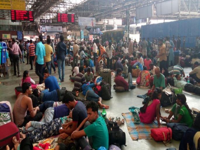 Local service jam due to heavy rains, travelers take shelter at CST station | मुसळधारमुळे लोकल सेवा ठप्प, प्रवाशांनी घेतला सीएसटी स्टेशनचा आसरा Local service jam due to heavy rains, travelers take shelter at CST station | मुसळधारमुळे लोकल सेवा ठप्प, प्रवाशांनी घेतला सीएसटी स्टेशनचा आसरा
