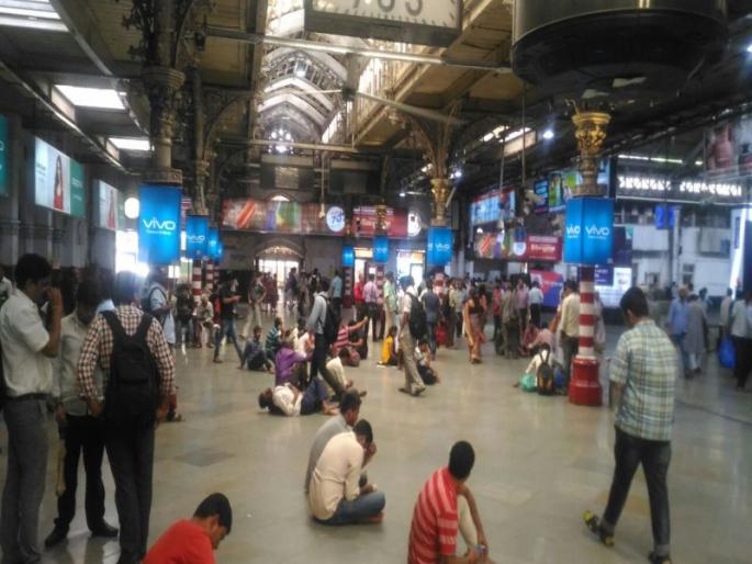 Security in central and western railway stations increased! | मध्य आणि पश्चिम रेल्वे स्थानकांतील सुरक्षा वाढविली! Security in central and western railway stations increased! | मध्य आणि पश्चिम रेल्वे स्थानकांतील सुरक्षा वाढविली!