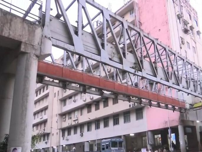 Mumbai CST Bridge Collapse: CSMT Bridge is our Responsibility says BMC | Mumbai CST Bridge Collapse: तो पूल आमचाच, महापालिका अधिकाऱ्यांची कबुली Mumbai CST Bridge Collapse: CSMT Bridge is our Responsibility says BMC | Mumbai CST Bridge Collapse: तो पूल आमचाच, महापालिका अधिकाऱ्यांची कबुली