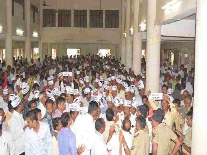 Confusion in GS meeting over cancellation of membership | दोघांचे सदस्यत्व रद्द करण्यावरून ग.स.च्या सभेत गोंधळ Confusion in GS meeting over cancellation of membership | दोघांचे सदस्यत्व रद्द करण्यावरून ग.स.च्या सभेत गोंधळ