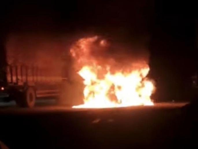 running car caught fire at Mumbai - Ahmedabad National Highway | मुंबई - अहमदाबाद राष्ट्रीय महामार्गावर धावत्या ‘बर्निंग कार’चा थरार running car caught fire at Mumbai - Ahmedabad National Highway | मुंबई - अहमदाबाद राष्ट्रीय महामार्गावर धावत्या ‘बर्निंग कार’चा थरार