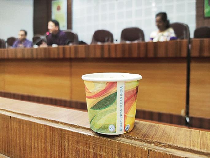 Maharashtra Election 2019 : District collectors fined district administration for using plastic 'cup' | Maharashtra Election 2019 : बैठकीत चहापानासाठी वापरला प्लास्टिकचा 'कप'; जिल्हाधिकाऱ्यांनी प्रशासनालाच ठोठावला दंड Maharashtra Election 2019 : District collectors fined district administration for using plastic 'cup' | Maharashtra Election 2019 : बैठकीत चहापानासाठी वापरला प्लास्टिकचा 'कप'; जिल्हाधिकाऱ्यांनी प्रशासनालाच ठोठावला दंड
