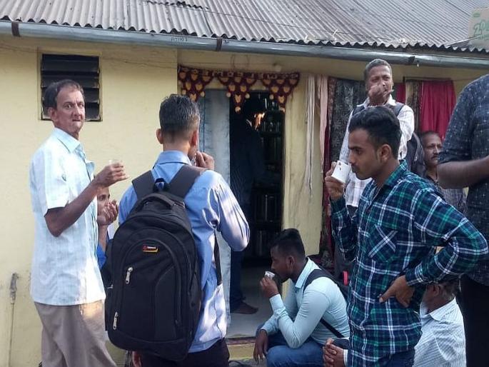 Maa Padale give tea to students | आंदोलनकर्त्या कर्णबधीर विद्यार्थ्यांचा आवाज ऐकला माया पाडळे यांनी केली चहाची सोय Maa Padale give tea to students | आंदोलनकर्त्या कर्णबधीर विद्यार्थ्यांचा आवाज ऐकला माया पाडळे यांनी केली चहाची सोय