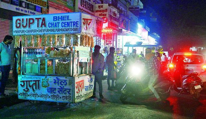 No Curfew on the first night: police cover-up | पहिल्याच रात्री 'कर्फ्यू'चा फज्जा : पोलिसांचा बंदोबस्त नावापुरताच No Curfew on the first night: police cover-up | पहिल्याच रात्री 'कर्फ्यू'चा फज्जा : पोलिसांचा बंदोबस्त नावापुरताच