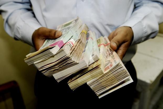 The boy got married in 20 days and the money in the bank was missing | २० दिवसांवर पोराचं लग्न आलं अन् बँकेतील रक्कमच झाली गहाळ The boy got married in 20 days and the money in the bank was missing | २० दिवसांवर पोराचं लग्न आलं अन् बँकेतील रक्कमच झाली गहाळ