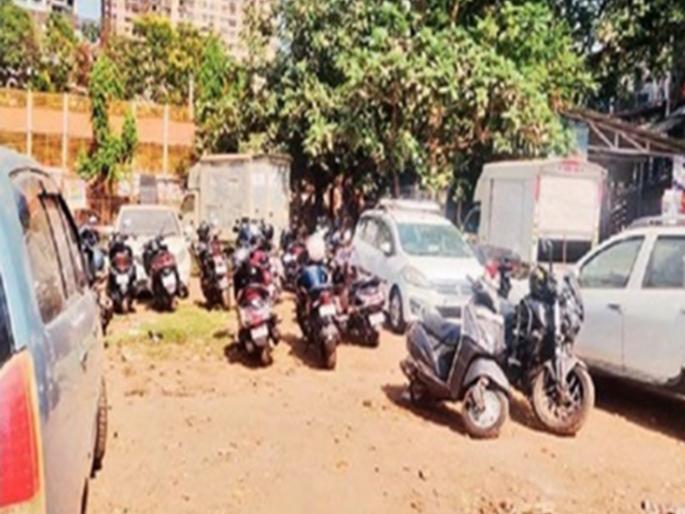 Corporate employees vehicles encroached on the historic workers ground on Curry Road | करी रोडचे ऐतिहासिक कामगार मैदान बळकावले; कॉर्पोरेट कर्मचाऱ्यांच्या वाहनांनी केले अतिक्रमण Corporate employees vehicles encroached on the historic workers ground on Curry Road | करी रोडचे ऐतिहासिक कामगार मैदान बळकावले; कॉर्पोरेट कर्मचाऱ्यांच्या वाहनांनी केले अतिक्रमण