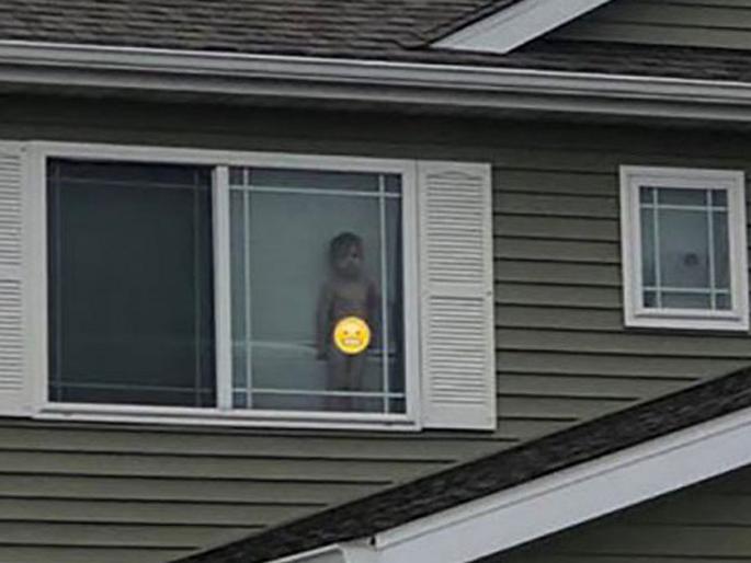 Mother thinks that her son is watching cartoon but he was stand naked near window photo goes viral | मुलगा टीव्हीवर कार्टून बघतोय म्हणून आई गेली आंघोळीला, इकडे मुलाच्या क्यूट कारनाम्याचा फोटो झाला व्हायरल! Mother thinks that her son is watching cartoon but he was stand naked near window photo goes viral | मुलगा टीव्हीवर कार्टून बघतोय म्हणून आई गेली आंघोळीला, इकडे मुलाच्या क्यूट कारनाम्याचा फोटो झाला व्हायरल!