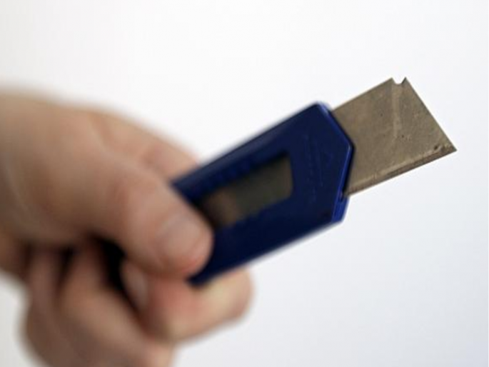 Teacher suspended for biting student who held classmate's neck with cutter | धक्कादायक! विद्यार्थ्याने वर्गात एकाचे बोट कापले, दुसऱ्याच्या गळ्यास लावले कटर