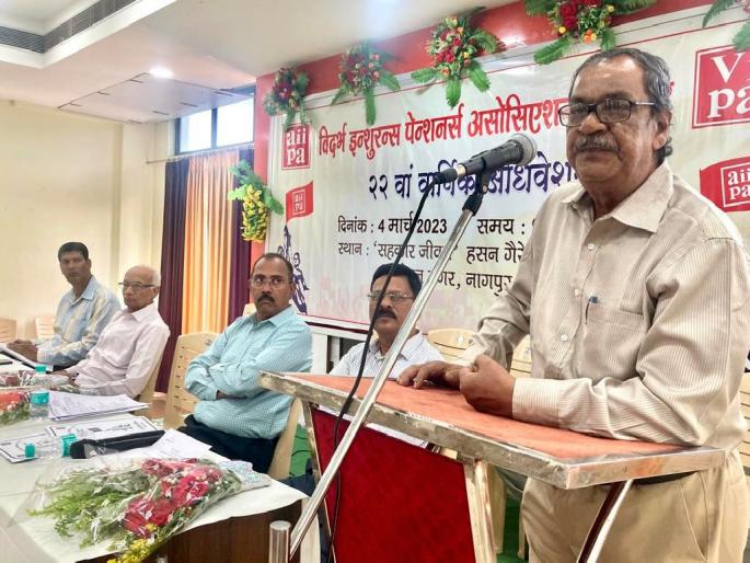 Insured's money 100 percent safe in LIC; TK Chakraborty | एलआयसीत विमाधारकांचा पैसा १०० टक्के सुरक्षित; टी.के.चक्रवर्ती Insured's money 100 percent safe in LIC; TK Chakraborty | एलआयसीत विमाधारकांचा पैसा १०० टक्के सुरक्षित; टी.के.चक्रवर्ती