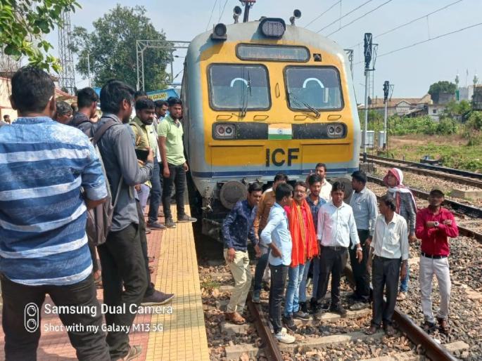 Due to train delays, passengers came down on the tracks and expressed their anger | रेल्वेगाड्या विलंबनाने, प्रवाशांनी ट्रॅकवर उतरुन व्यक्त केला संताप Due to train delays, passengers came down on the tracks and expressed their anger | रेल्वेगाड्या विलंबनाने, प्रवाशांनी ट्रॅकवर उतरुन व्यक्त केला संताप