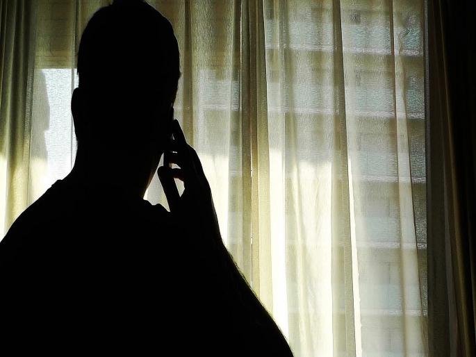 A student was robbed in Borivali fearing that a case would be registered | सीबीआयच्या नावानं तरुणाला घातला गंडा; एका कॉलनं ९.५० लाखाला लागला चुना A student was robbed in Borivali fearing that a case would be registered | सीबीआयच्या नावानं तरुणाला घातला गंडा; एका कॉलनं ९.५० लाखाला लागला चुना