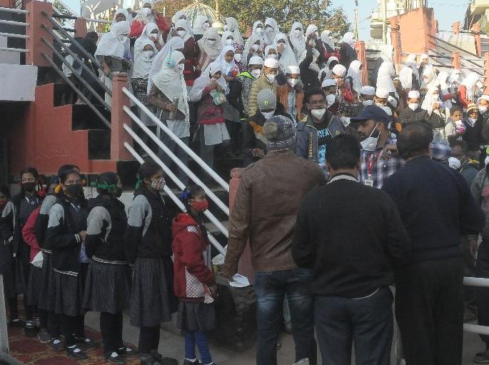 BJP plays political game for power occasioning students gathering session | ओमायक्रॉनचा धोका असताना सामूहिक पाढे वाचन, मनपाचादेखील पुढाकार BJP plays political game for power occasioning students gathering session | ओमायक्रॉनचा धोका असताना सामूहिक पाढे वाचन, मनपाचादेखील पुढाकार