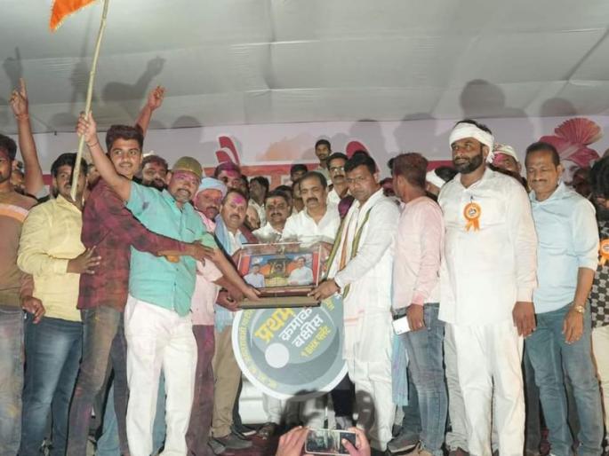 A 1BHK flat priced at Rs 21 lakh was won by the Shambhu-Riffle couple from Harphale and wai | हरफळे व वाई येथील शंभू-रायफल'जोडीने पटकावला २१ लाख रुपये किंमतीचा १बीएचके फ्लॅट A 1BHK flat priced at Rs 21 lakh was won by the Shambhu-Riffle couple from Harphale and wai | हरफळे व वाई येथील शंभू-रायफल'जोडीने पटकावला २१ लाख रुपये किंमतीचा १बीएचके फ्लॅट