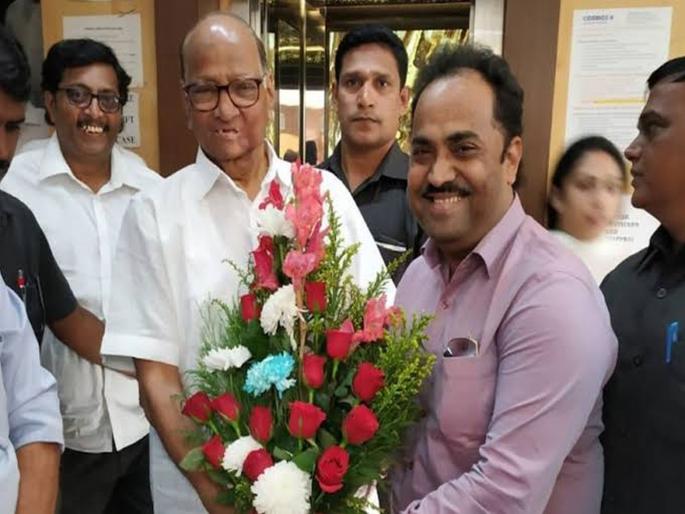 Maharashtra CM: BJP's MP Sanjay Kakade meet Sharad Pawar; will contact with Ajit pawar | Maharashtra CM: भाजपाचे संजय काकडे शरद पवारांच्या भेटीला; मुंबईत राजकारण शिगेला Maharashtra CM: BJP's MP Sanjay Kakade meet Sharad Pawar; will contact with Ajit pawar | Maharashtra CM: भाजपाचे संजय काकडे शरद पवारांच्या भेटीला; मुंबईत राजकारण शिगेला