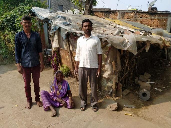 husband died while waiting for gharkul yojna old woman lived in a hut | घरकुलाच्या प्रतीक्षेत पतीचा मृत्यू; दिव्यांग वृद्धेचे झोपडीत वास्तव्य husband died while waiting for gharkul yojna old woman lived in a hut | घरकुलाच्या प्रतीक्षेत पतीचा मृत्यू; दिव्यांग वृद्धेचे झोपडीत वास्तव्य
