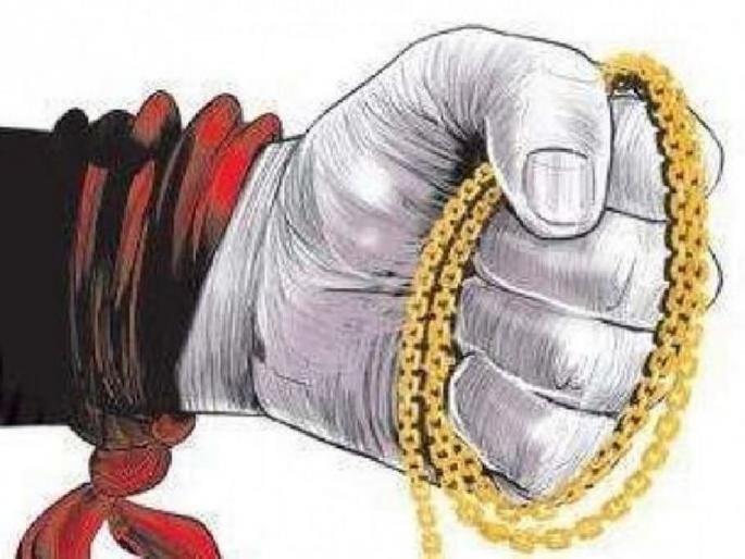 women mangalsutra snatching at knifepoint | दुचाकी, चाकू, केशरी दुपट्टा, चेनस्नॅचिंग अन् रफुचक्कर ! women mangalsutra snatching at knifepoint | दुचाकी, चाकू, केशरी दुपट्टा, चेनस्नॅचिंग अन् रफुचक्कर !