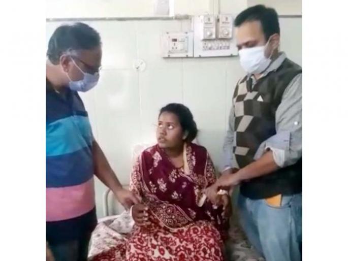 doctors remove football-shaped ball from girls stomach | बापरे..! विद्यार्थिनीच्या पोटात फुटबॉलच्या आकाराचा गोळा doctors remove football-shaped ball from girls stomach | बापरे..! विद्यार्थिनीच्या पोटात फुटबॉलच्या आकाराचा गोळा