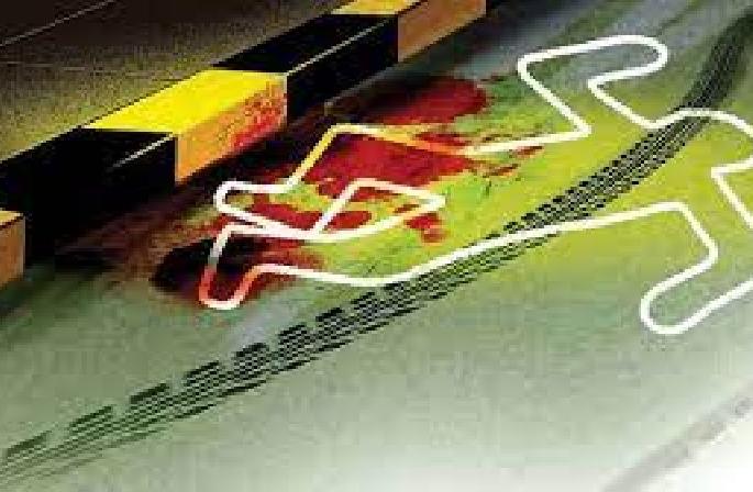 woman died in a accident due to potholes | रस्त्यावरील खड्ड्यांमुळे अपघात, ट्रकखाली चिरडून महिलेचा मृत्यू