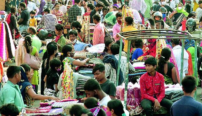 people roaming around city without mask | चेहऱ्यावरचे मास्क गेले भुर्रर्र, कोरोनाची उडवली जातेय टर people roaming around city without mask | चेहऱ्यावरचे मास्क गेले भुर्रर्र, कोरोनाची उडवली जातेय टर
