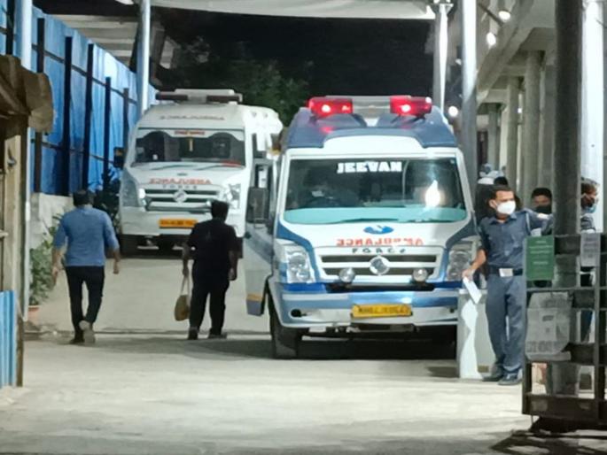 Oxygen stock in Thane Municipal Corporation's Covid Center ended | CoronaVirus in Thane: ठाण्यात धावपळ! महापालिकेच्या कोविड सेंटरमधील ऑक्सिजनचा साठा संपला; रुग्णांना हलविण्याचे काम सुरु Oxygen stock in Thane Municipal Corporation's Covid Center ended | CoronaVirus in Thane: ठाण्यात धावपळ! महापालिकेच्या कोविड सेंटरमधील ऑक्सिजनचा साठा संपला; रुग्णांना हलविण्याचे काम सुरु