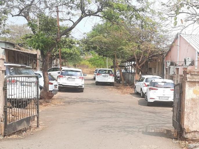 Contractor crowd in Jawahar's public works department even in the area of communication | संचारबंदीतही सार्वजनिक बांधकाम विभागात ठेकेदारांची गर्दी Contractor crowd in Jawahar's public works department even in the area of communication | संचारबंदीतही सार्वजनिक बांधकाम विभागात ठेकेदारांची गर्दी