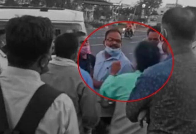 The mayor and the chief minister took to the streets, the video went viral | नगराध्यक्ष अन् मुख्याधिकारी रस्त्यावरच भिडले, व्हिडिओ व्हायरल The mayor and the chief minister took to the streets, the video went viral | नगराध्यक्ष अन् मुख्याधिकारी रस्त्यावरच भिडले, व्हिडिओ व्हायरल