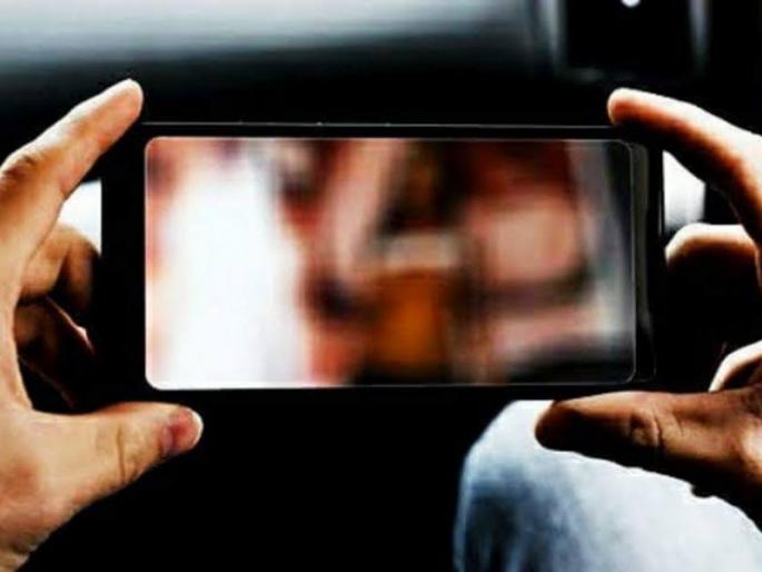Threatening to make a nude video of a young man viral, the young woman boiled 'five and a half' lakhs | तरुणाचा नग्न अवस्थेतील व्हिडिओ व्हायरल करण्याची धमकी देऊन तरुणीनं उकळले 'साडेपाच' लाख Threatening to make a nude video of a young man viral, the young woman boiled 'five and a half' lakhs | तरुणाचा नग्न अवस्थेतील व्हिडिओ व्हायरल करण्याची धमकी देऊन तरुणीनं उकळले 'साडेपाच' लाख