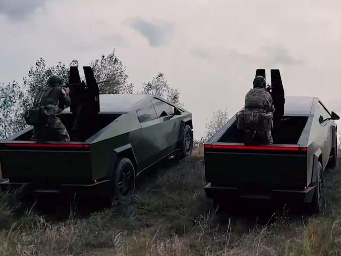 Elon Musk is also confused! Tesla's Cyber Truck Entry into Russia-Ukraine War; Gun shot up to seven km | एलन मस्कही चक्रावले! टेस्लाच्या सायबर ट्रकची रशिया-युक्रेन युद्धात एन्ट्री; सात किमीपर्यंत गनचा मारा Elon Musk is also confused! Tesla's Cyber Truck Entry into Russia-Ukraine War; Gun shot up to seven km | एलन मस्कही चक्रावले! टेस्लाच्या सायबर ट्रकची रशिया-युक्रेन युद्धात एन्ट्री; सात किमीपर्यंत गनचा मारा