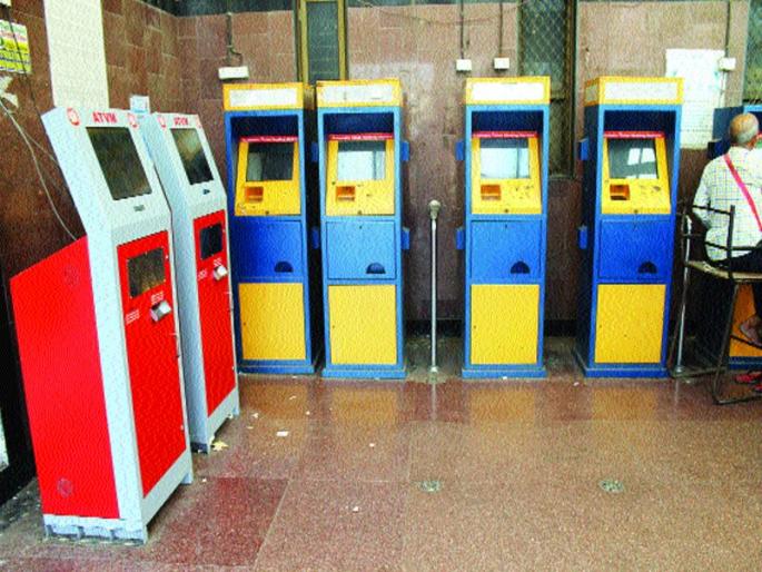Defective facilities in cyber city stations | सायबर सिटीच्या स्थानकांतील सुविधांचा बोजवारा Defective facilities in cyber city stations | सायबर सिटीच्या स्थानकांतील सुविधांचा बोजवारा