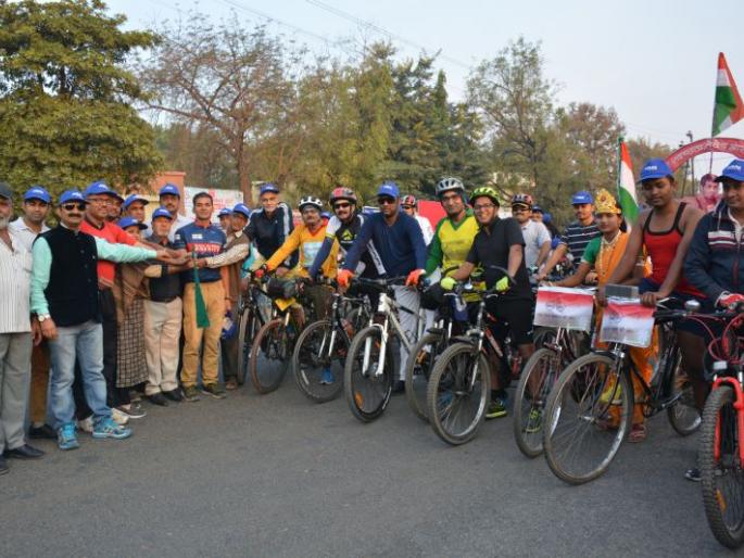 Akolekar Cyber Cyrunike delivered 'Bicycling and Save the Environment' message! | ‘सायकल चालवा-पर्यावरण वाचवा’ संदेश दिला अकोलेकर सायकलपटूनी! Akolekar Cyber Cyrunike delivered 'Bicycling and Save the Environment' message! | ‘सायकल चालवा-पर्यावरण वाचवा’ संदेश दिला अकोलेकर सायकलपटूनी!