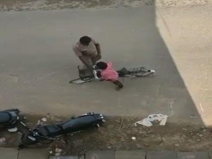 Video: The Traffic Police Stopped The Cycle And Then | Video: आता हद्दच झाली; ट्राफिक पोलिसांनी चक्क सायकलच अडवली अन् मग... Video: The Traffic Police Stopped The Cycle And Then | Video: आता हद्दच झाली; ट्राफिक पोलिसांनी चक्क सायकलच अडवली अन् मग...
