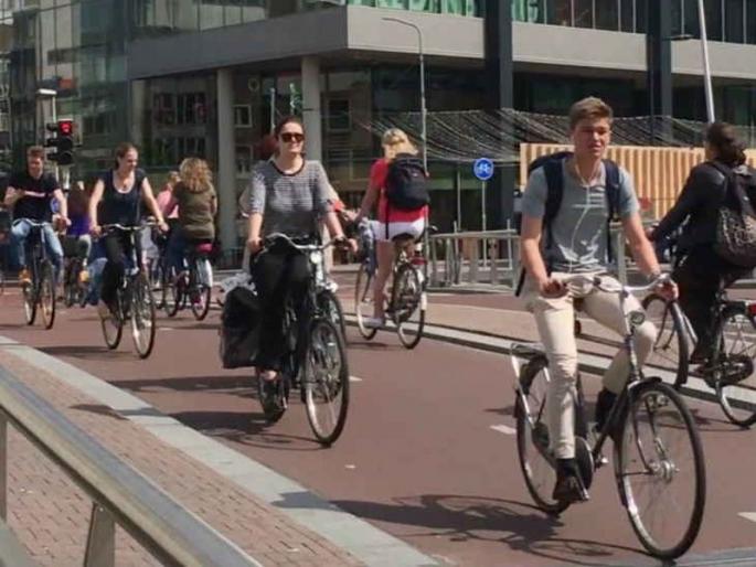 Netherland's govenment giving tax concession to cycle riders | 'या' देशात लोकांपेक्षा जास्त सायकलींची संख्या, सरकार टॅक्समध्ये देतीये सूट! Netherland's govenment giving tax concession to cycle riders | 'या' देशात लोकांपेक्षा जास्त सायकलींची संख्या, सरकार टॅक्समध्ये देतीये सूट!