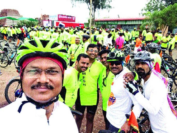 Pandharpur cycle from Navi Mumbai to full, sent to environmental protection | नवी मुंबई ते पंढरपूर सायकल वारी पूर्ण, पर्यावरण रक्षणाचा दिला संदेश Pandharpur cycle from Navi Mumbai to full, sent to environmental protection | नवी मुंबई ते पंढरपूर सायकल वारी पूर्ण, पर्यावरण रक्षणाचा दिला संदेश