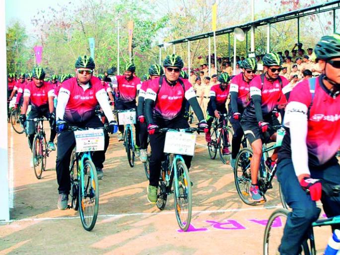 SDRF jawan's Nagpur-Mumbai cycle ride | एसडीआरएफ जवानांचा नागपूर-मुंबई सायकल प्रवास SDRF jawan's Nagpur-Mumbai cycle ride | एसडीआरएफ जवानांचा नागपूर-मुंबई सायकल प्रवास