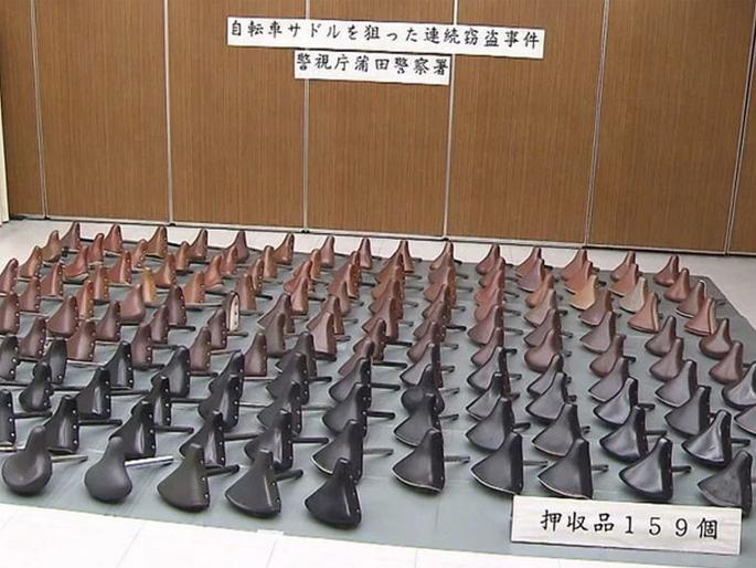 Police arrested 61 year old man for stealing 159 bicycle seats | 'या' चोराने चोरल्या सायकलच्या तब्बल १५९ सीट्स, कारण वाचून हसावं की रडावं हेच कळणार नाही! Police arrested 61 year old man for stealing 159 bicycle seats | 'या' चोराने चोरल्या सायकलच्या तब्बल १५९ सीट्स, कारण वाचून हसावं की रडावं हेच कळणार नाही!