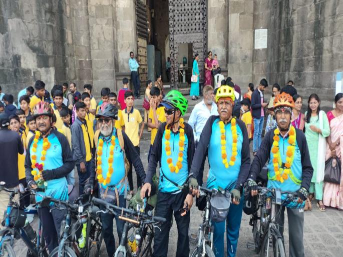 Age is just a number! Senior citizens of Pune travel through 8 states on bicycles, completing almost 3 thousand km | वय हा फक्त एक आकडा! पुण्यातील ज्येष्ठांचा सायकलवर ८ राज्यातून प्रवास, तब्बल ३ हजार किमी पूर्ण Age is just a number! Senior citizens of Pune travel through 8 states on bicycles, completing almost 3 thousand km | वय हा फक्त एक आकडा! पुण्यातील ज्येष्ठांचा सायकलवर ८ राज्यातून प्रवास, तब्बल ३ हजार किमी पूर्ण