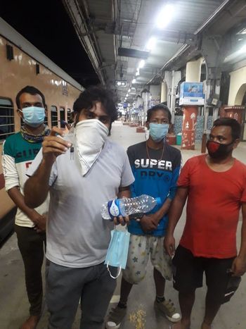 Laughter blossomed as soon as got the money for the bicycle | अन् सायकलचे पैसे मिळताच फुलले हास्य Laughter blossomed as soon as got the money for the bicycle | अन् सायकलचे पैसे मिळताच फुलले हास्य