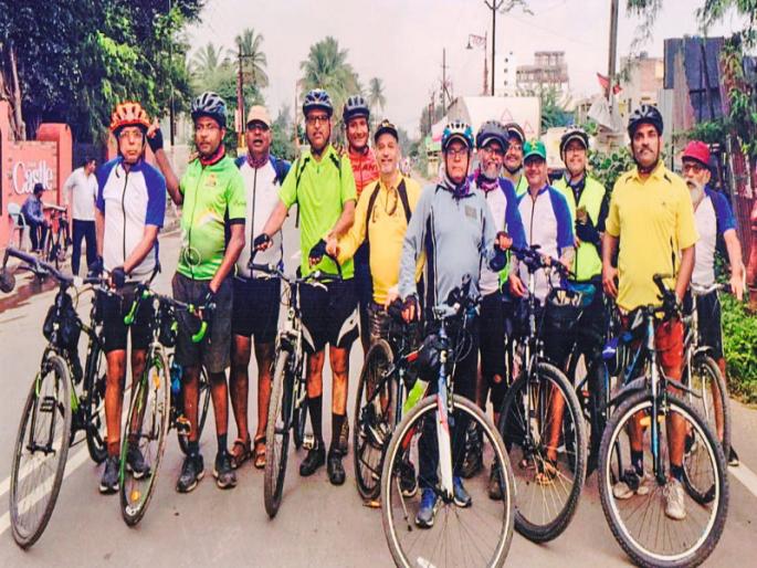 seniour citizen completed cycle journey to lonar | गोष्ट तेरा तरूण तुर्कांची : सायकलवरून गाठले लोणार  seniour citizen completed cycle journey to lonar | गोष्ट तेरा तरूण तुर्कांची : सायकलवरून गाठले लोणार