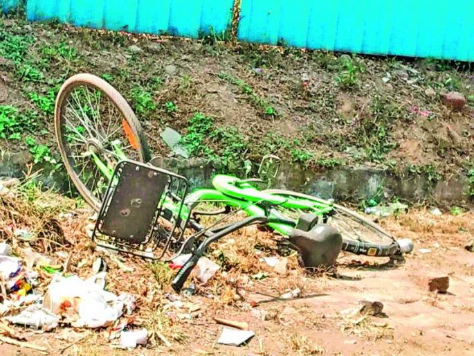 Awkward bicycle pedestrian troubles | अस्ताव्यस्त सायकलींचा पादचारी नागरिकांना त्रास Awkward bicycle pedestrian troubles | अस्ताव्यस्त सायकलींचा पादचारी नागरिकांना त्रास