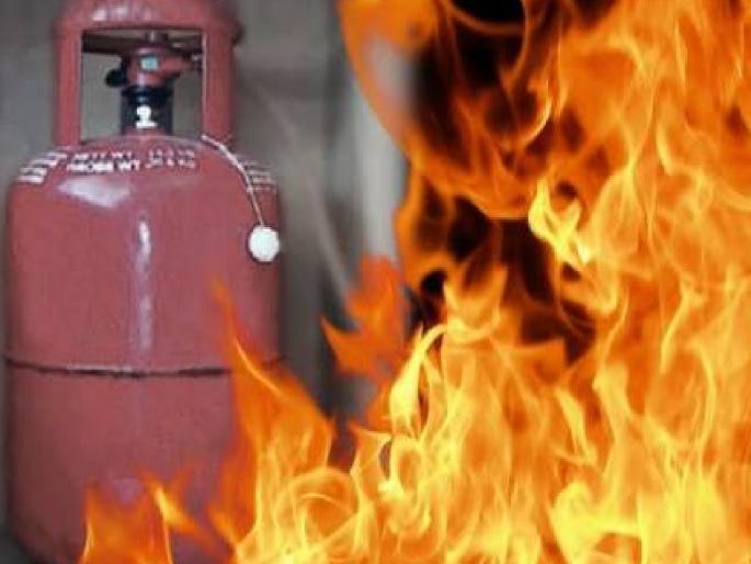 Explosion in the canteen of Mahila Technikatan in Tasgaon Sangli | Sangli: तासगावात महिला तंत्रनिकेतनच्या खानावळीत स्फोट, अग्निशमन दलाच्या प्रसंगावधानामुळे दुर्घटना टळली Explosion in the canteen of Mahila Technikatan in Tasgaon Sangli | Sangli: तासगावात महिला तंत्रनिकेतनच्या खानावळीत स्फोट, अग्निशमन दलाच्या प्रसंगावधानामुळे दुर्घटना टळली