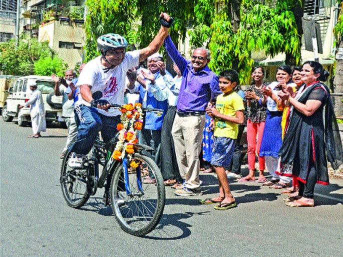 retired navy man celebrates his 77th birthday by cycling 77 kilometers | 77 किलोमीटर सायकलिंग करत साजरा केला 77वा वाढदिवस retired navy man celebrates his 77th birthday by cycling 77 kilometers | 77 किलोमीटर सायकलिंग करत साजरा केला 77वा वाढदिवस