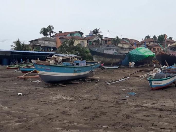 Officials visit the village in the wake of the cyclone | चक्रीवादळाच्या पार्श्वभूमीवर अधिकारी गाव भेटीवर Officials visit the village in the wake of the cyclone | चक्रीवादळाच्या पार्श्वभूमीवर अधिकारी गाव भेटीवर