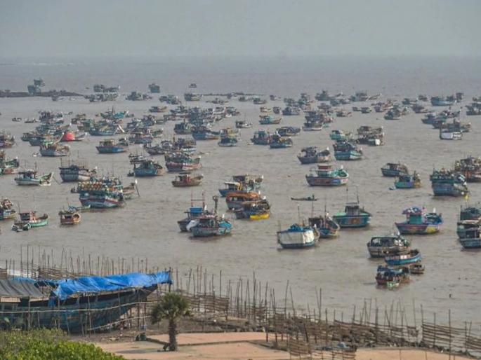 Consolation to the fishermen affected by the hurricane | क्यार व महा चक्रीवादळाचा फटका बसलेल्या मच्छीमारांना दिलासा Consolation to the fishermen affected by the hurricane | क्यार व महा चक्रीवादळाचा फटका बसलेल्या मच्छीमारांना दिलासा